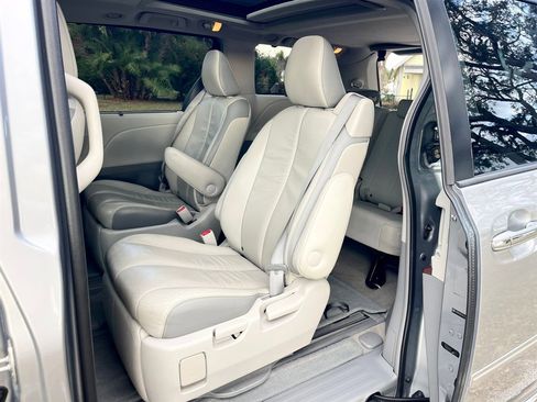 Used 2013 Toyota Sienna Limited image 10