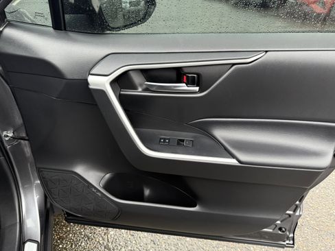 Used 2022 Toyota RAV4 XLE Premium image 7