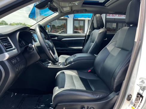 Used 2017 Toyota Highlander XLE image 11