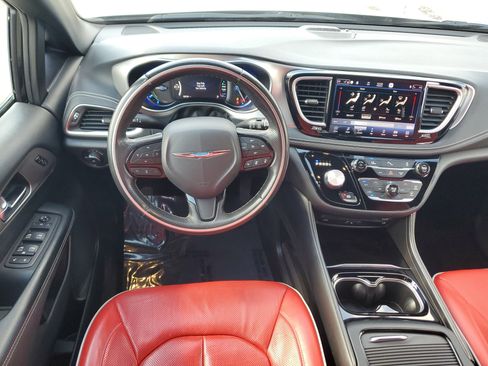 Used 2021 Chrysler Pacifica Limited w/ Uconnect Theater Family Group image 21