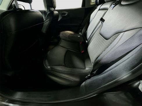 Used 2020 Jeep Compass Latitude image 33