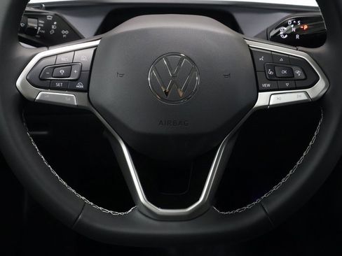 New 2025 Volkswagen Tiguan SE image 17