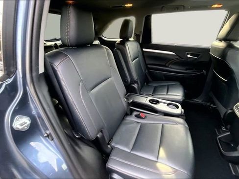 Used 2019 Toyota Highlander XLE image 17