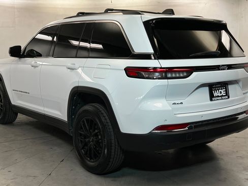 Used 2022 Jeep Grand Cherokee Limited AWD/4WD image 3