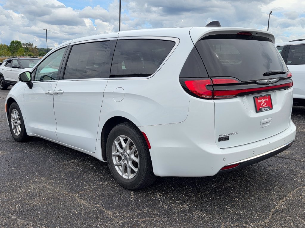 Used 2023 Chrysler Pacifica Touring-L FWD image 6