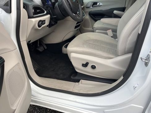 Used 2018 Chrysler Pacifica Touring Plus image 16