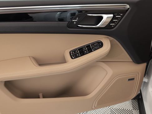 Certified 2025 Porsche Macan image 16