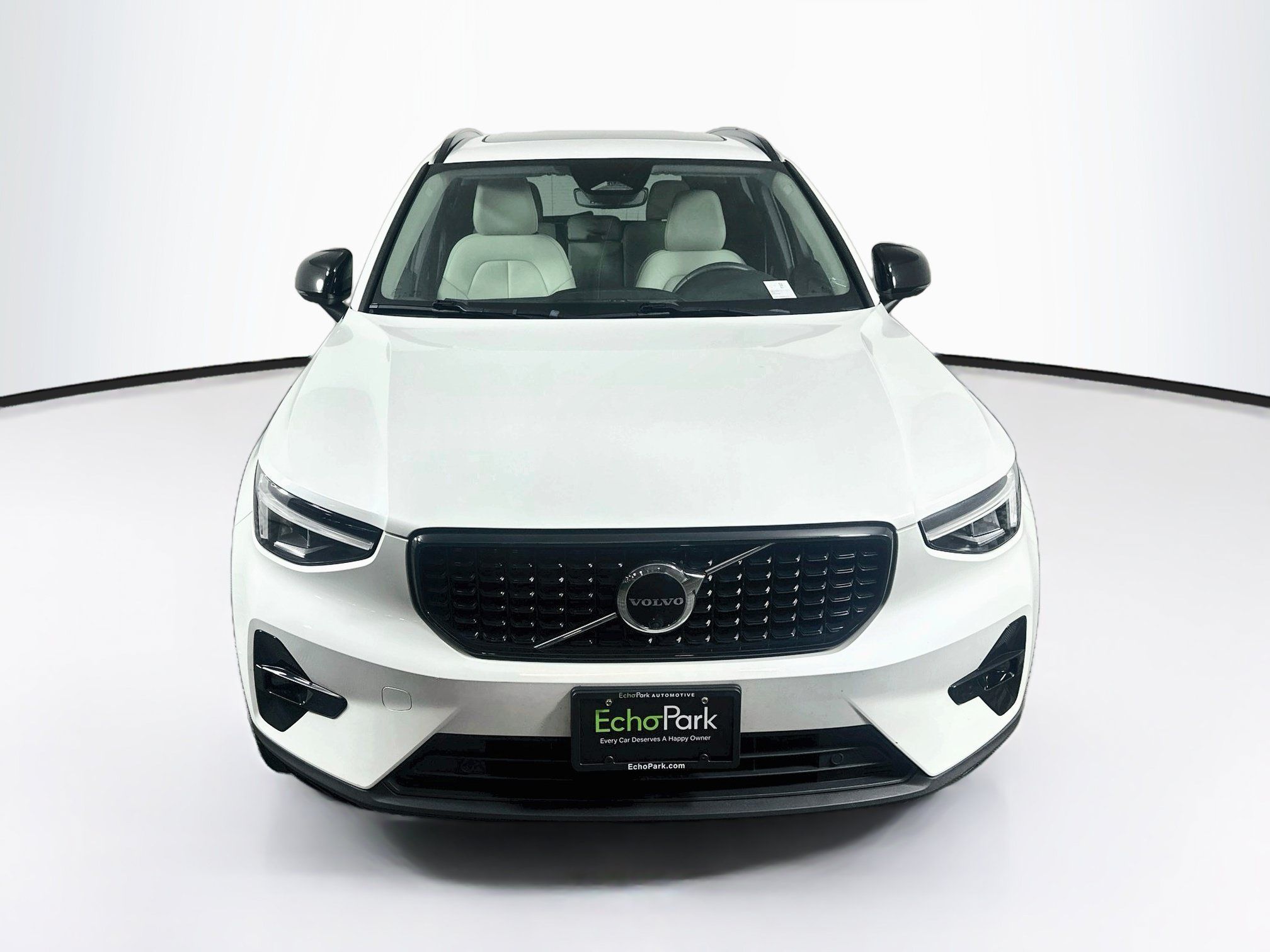 Used 2023 Volvo XC40 B4 Ultimate FWD image 2