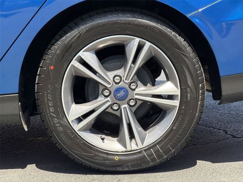 Used 2018 Ford Focus SE w/ SE Appearance Package FWD image 9