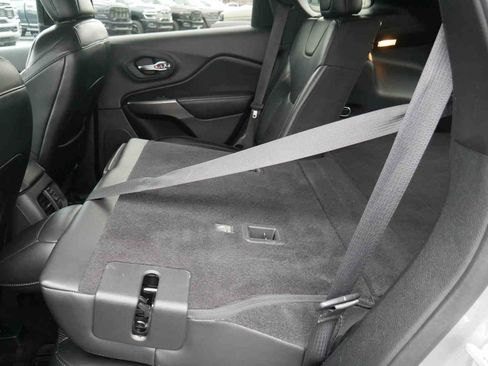 Used 2019 Jeep Cherokee Limited image 16