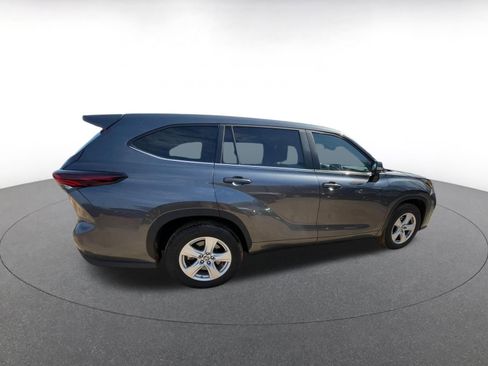 Used 2025 Toyota Highlander LE image 16