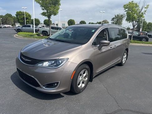 Used 2017 Chrysler Pacifica Touring-L Plus image 9