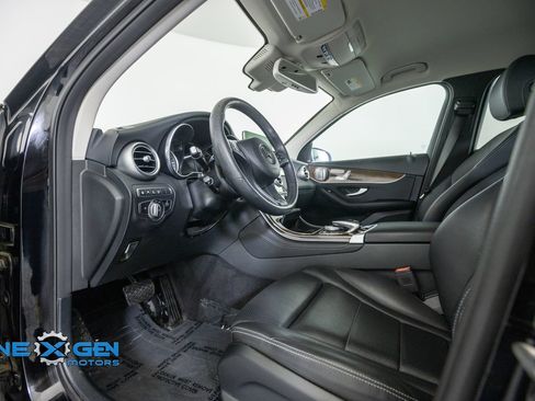 Used 2019 Mercedes-Benz GLC 300 4MATIC image 10