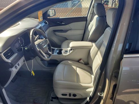 Used 2023 GMC Acadia SLT w/ Preferred Package image 4