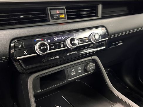 Used 2025 Honda Pilot Touring image 12
