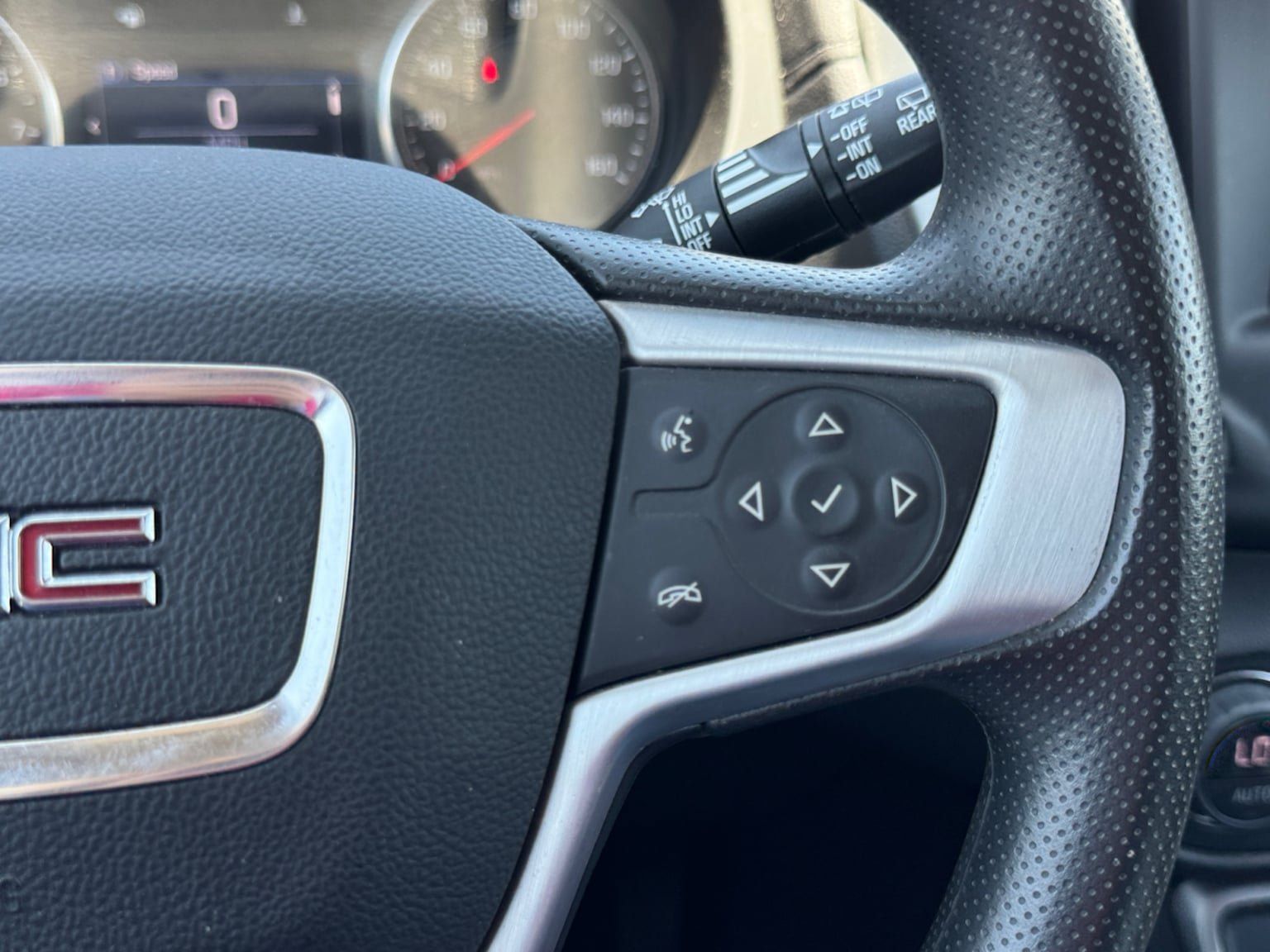 Used 2024 GMC Terrain SLE w/ Driver Convenience Package FWD image 23