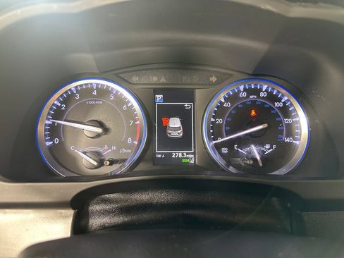 Used 2018 Toyota Highlander XLE AWD/4WD image 28