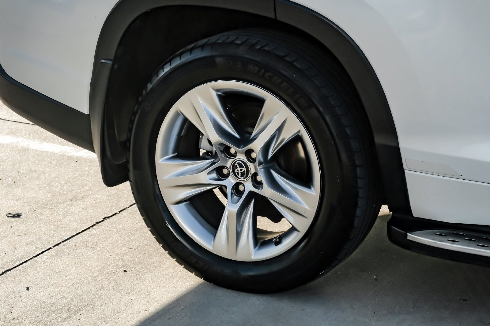 Used 2016 Toyota Highlander Limited w/ Driver Technology Package FWD image 53