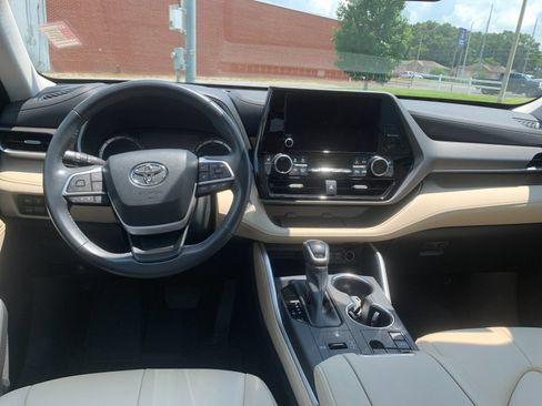 Used 2023 Toyota Highlander XLE FWD image 17