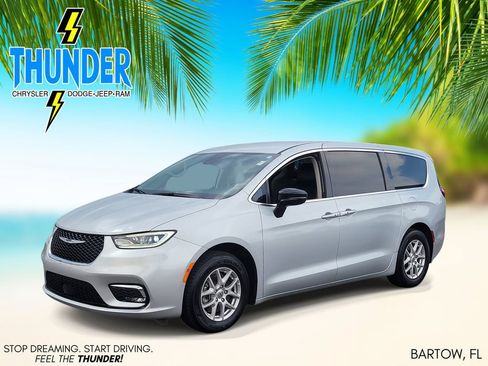 Used 2024 Chrysler Pacifica Touring-L FWD image 2