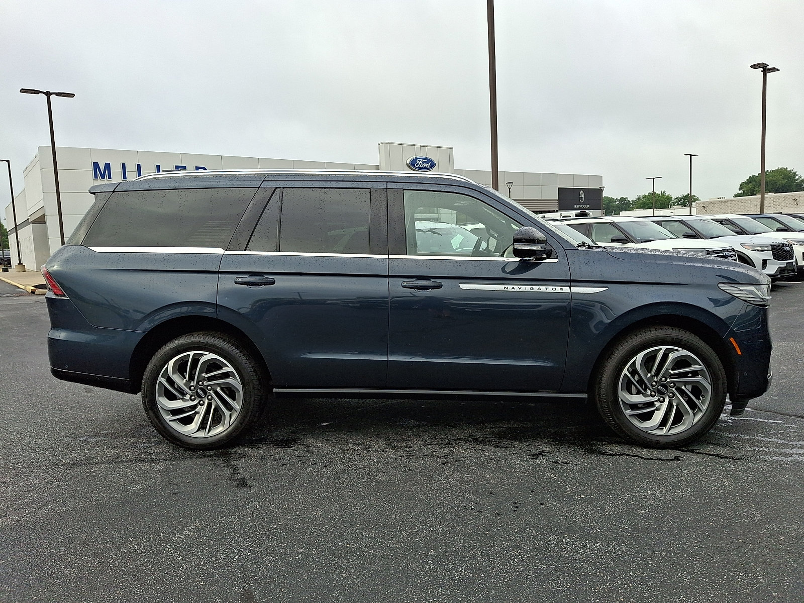 Used 2025 Lincoln Navigator Reserve AWD/4WD image 7