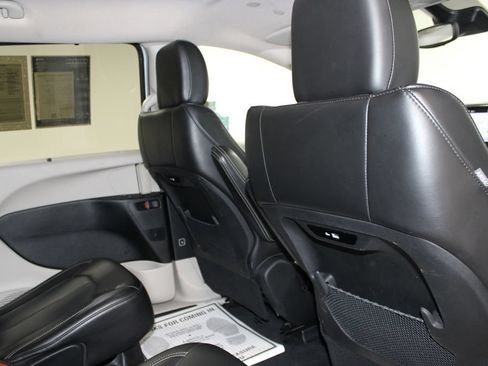 Used 2024 Chrysler Pacifica Touring-L FWD image 34