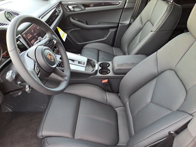 Used 2026 Porsche Macan AWD/4WD image 23