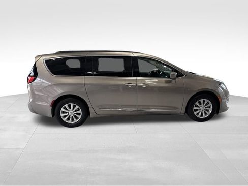 Used 2017 Chrysler Pacifica Touring-L FWD image 6