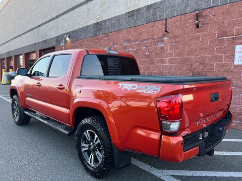 Used 2017 Toyota Tacoma TRD Sport w/ Premium & Technology Package AWD/4WD image 5