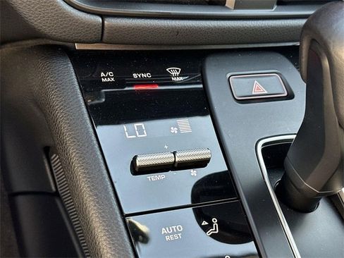 Used 2024 Porsche Macan image 40