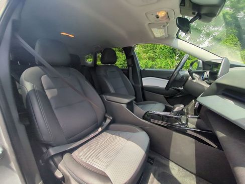 Used 2025 Chevrolet Trax LT w/ LT Convenience Package FWD image 30