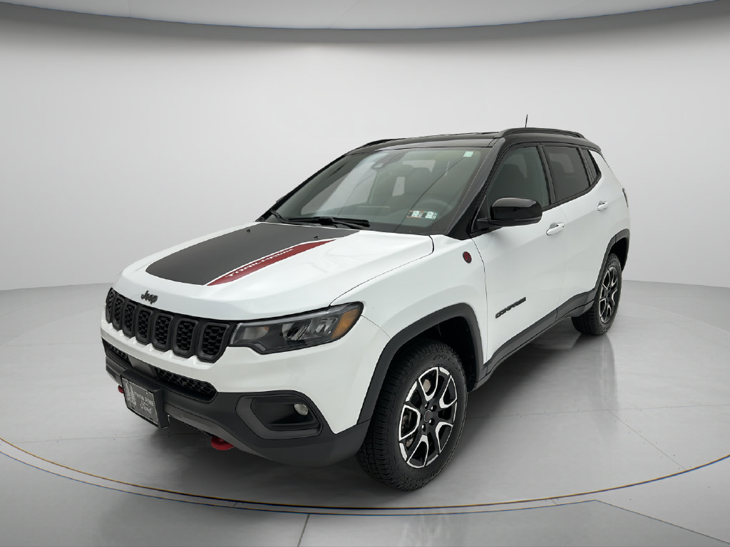 Used 2025 Jeep Compass Trailhawk AWD/4WD image 3