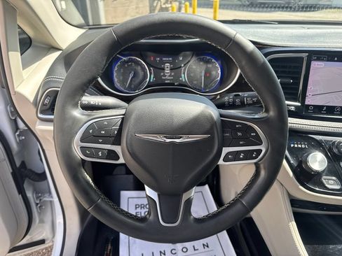 Used 2023 Chrysler Pacifica Limited w/ Uconnect Theater Family Group FWD image 36