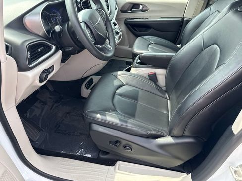 Used 2024 Chrysler Pacifica Touring-L FWD image 17