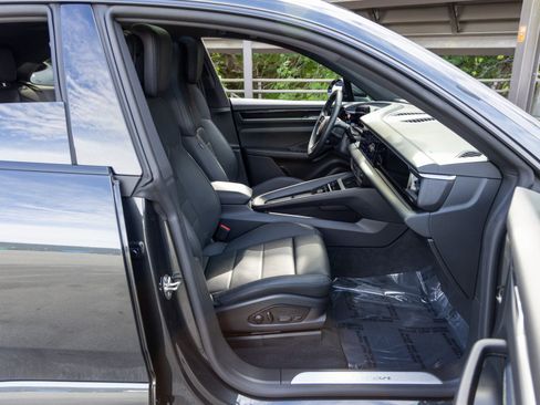 Certified 2025 Porsche Macan Electric image 54