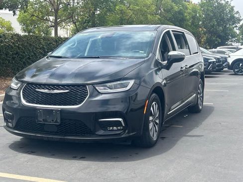 Used 2023 Chrysler Pacifica Limited FWD image 1