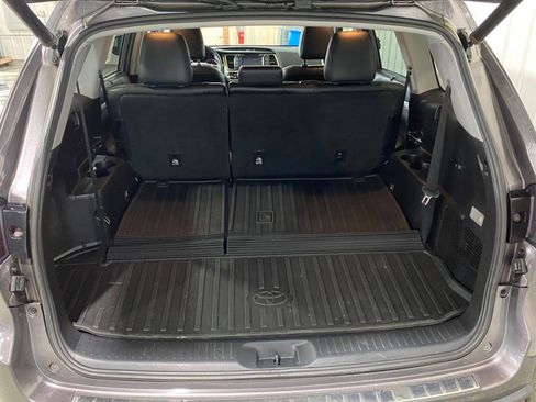 Used 2019 Toyota Highlander XLE image 4