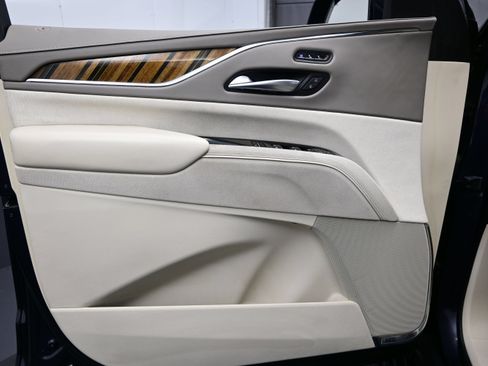 Used 2023 Cadillac Escalade ESV Premium Luxury Platinum AWD/4WD image 9