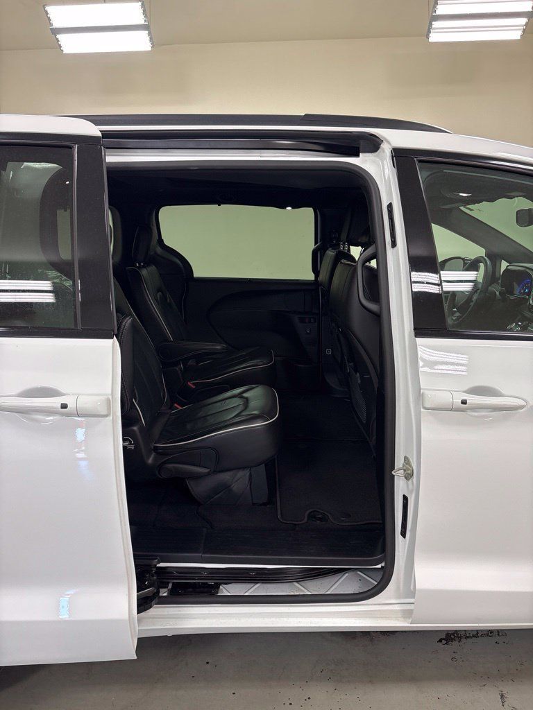 Used 2025 Chrysler Pacifica Limited FWD image 28