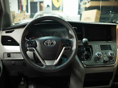 Used 2017 Toyota Sienna LE w/ Preferred Accessory Package FWD image 18