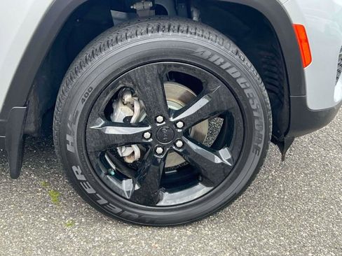 Certified 2022 Jeep Grand Cherokee Altitude AWD/4WD image 8