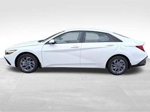 Used 2025 Hyundai Elantra Hybrid FWD image 6