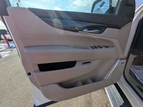 Used 2015 Cadillac Escalade Premium image 18