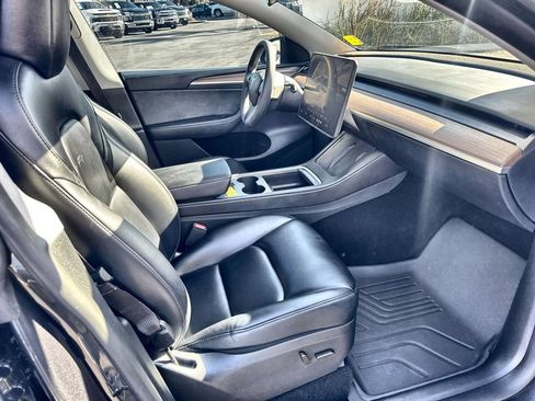 Used 2024 Tesla Model Y 2WD image 29