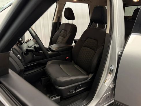 Used 2025 Nissan Pathfinder SV FWD image 37