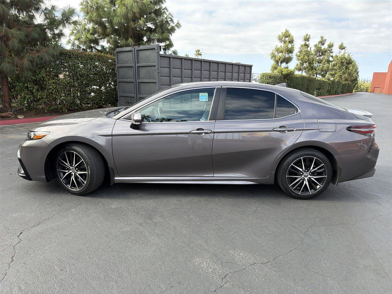 Used 2022 Toyota Camry SE w/ Convenience Package FWD image 3