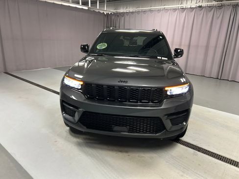 Used 2025 Jeep Grand Cherokee Altitude image 2