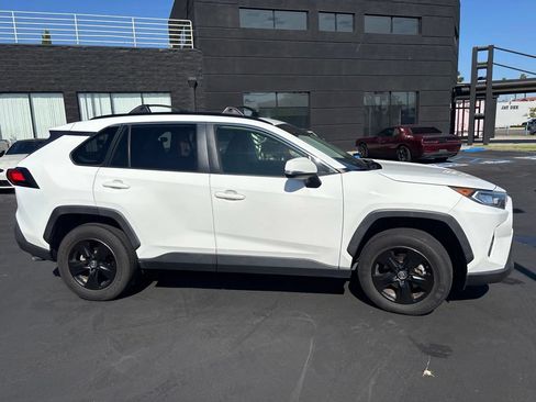 Used 2019 Toyota RAV4 XLE w/ Convenience Package FWD image 4