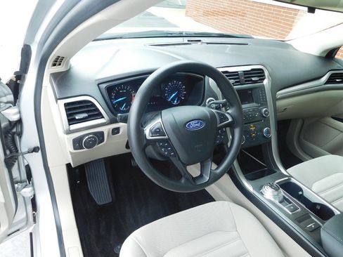 Used 2018 Ford Fusion SE FWD image 13