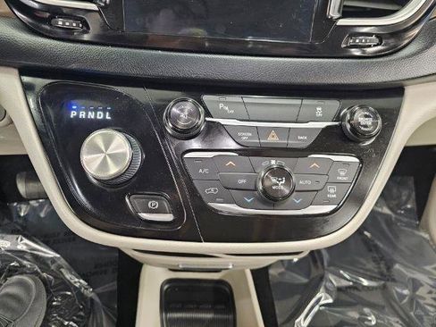 Used 2017 Chrysler Pacifica Touring-L FWD image 19